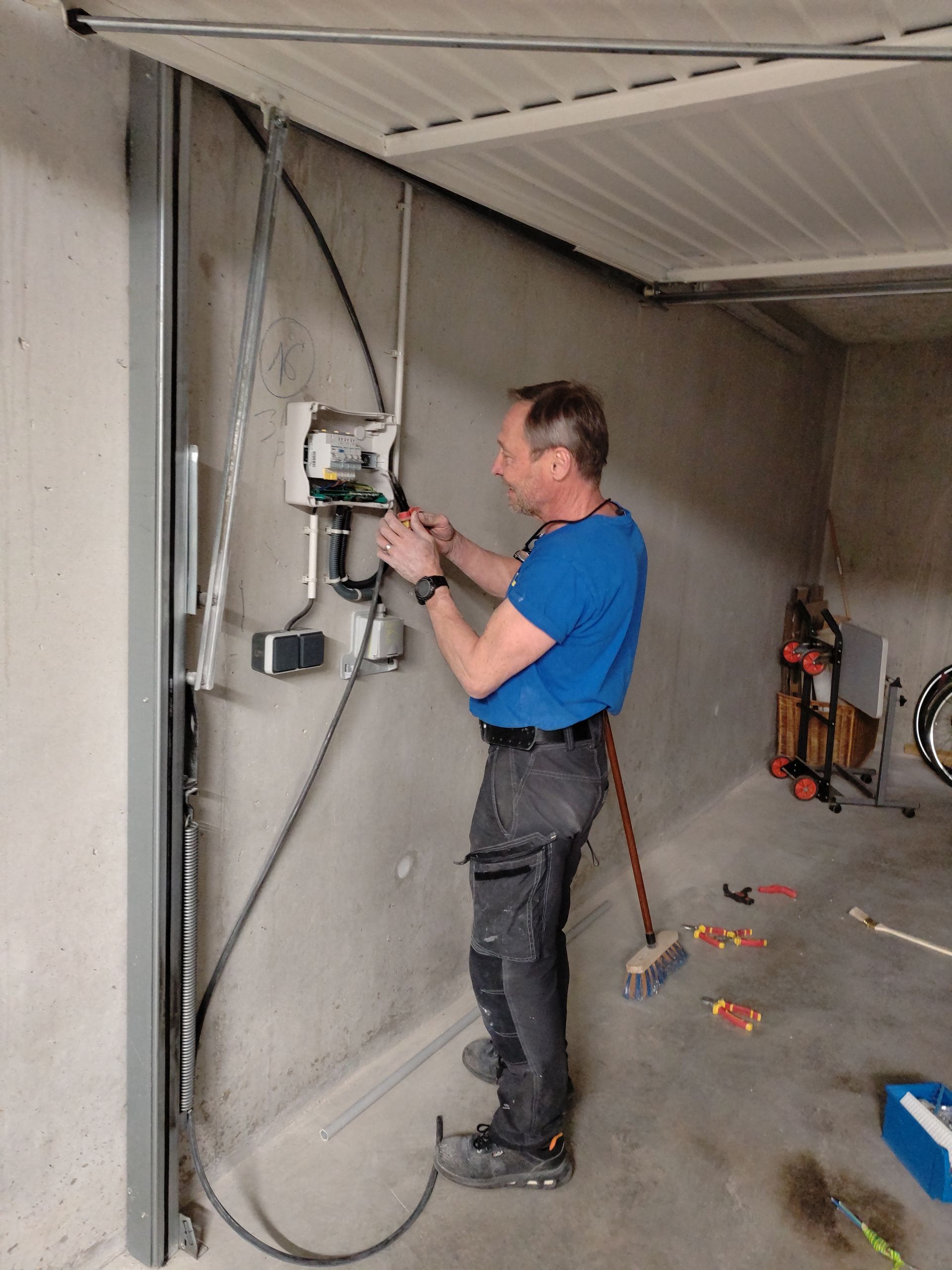 Un électricien dans un garage.