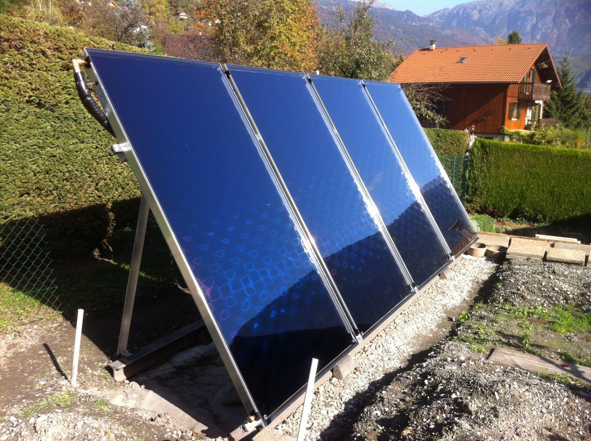 Plusieurs chauffe-eau solaires sur un toit.