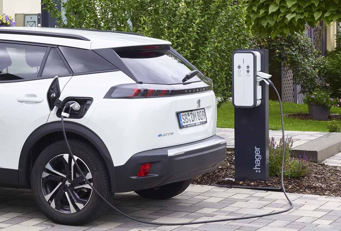 Une borne de recharge blanche.