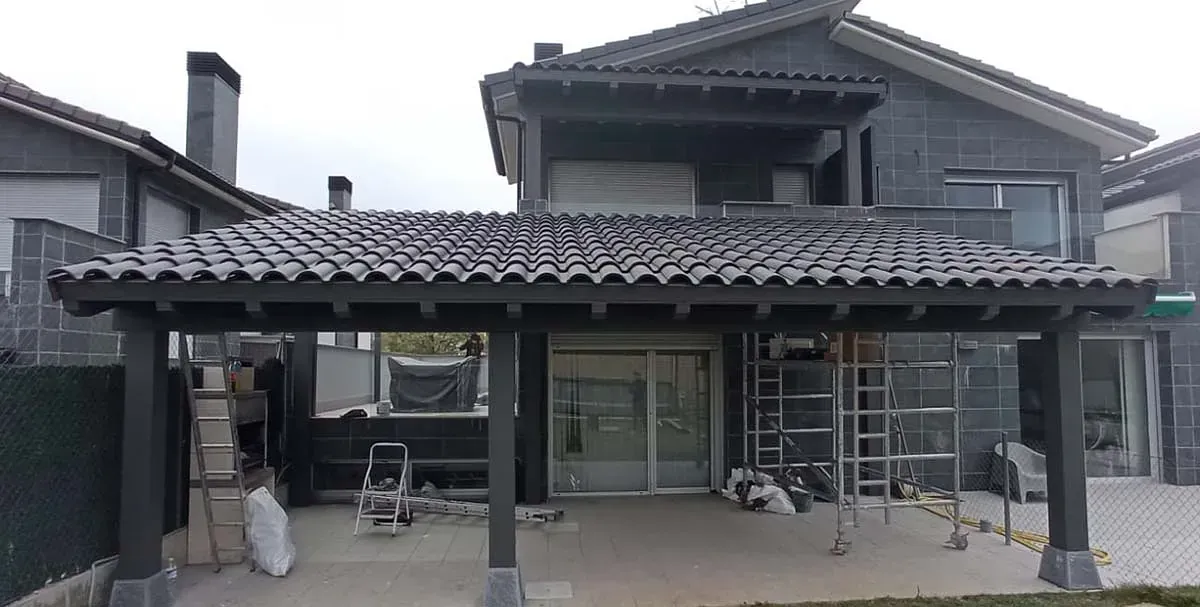 Se está remodelando una casa con techo de tejas.