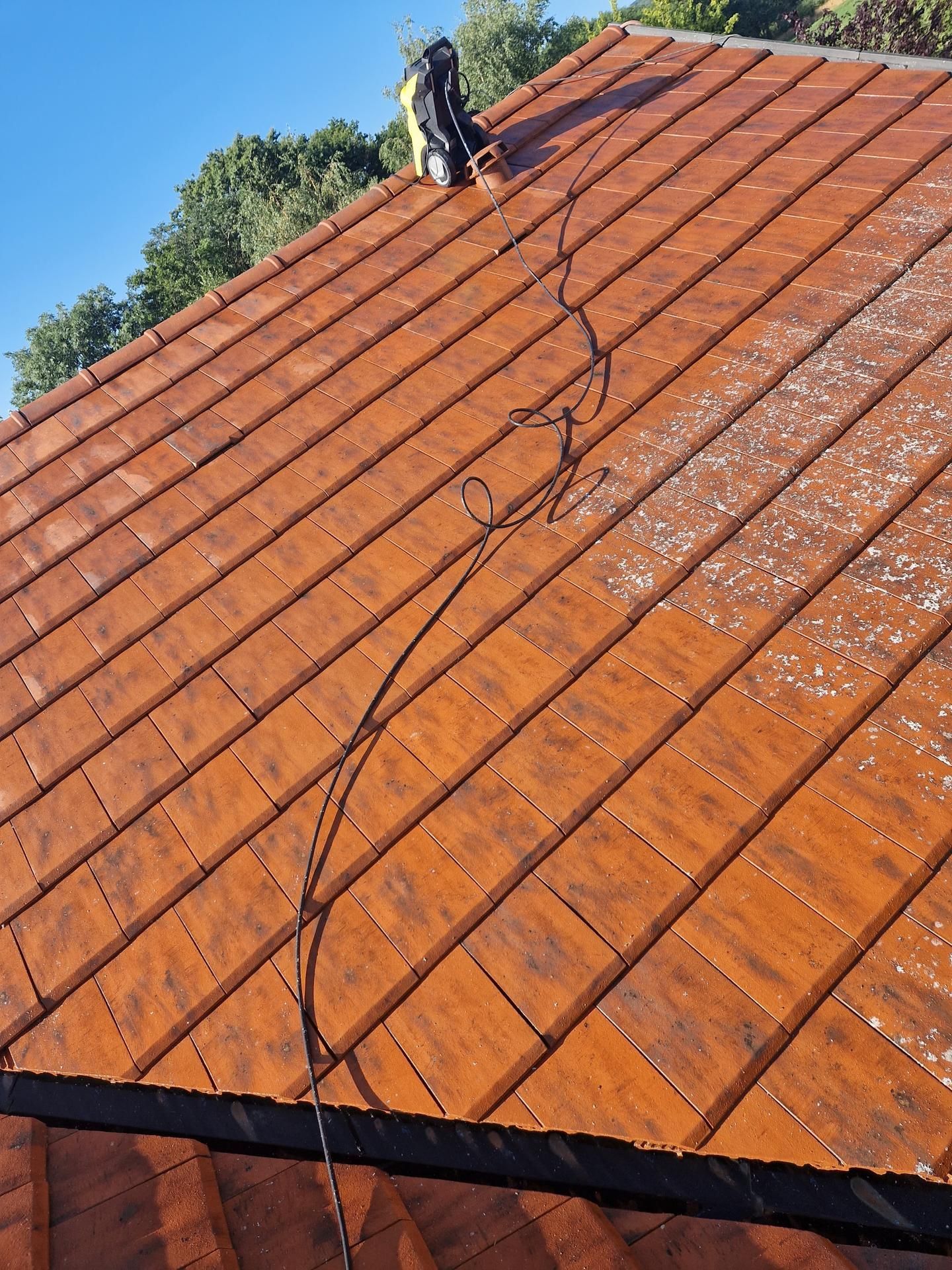 Émoussage de tuiles oranges.