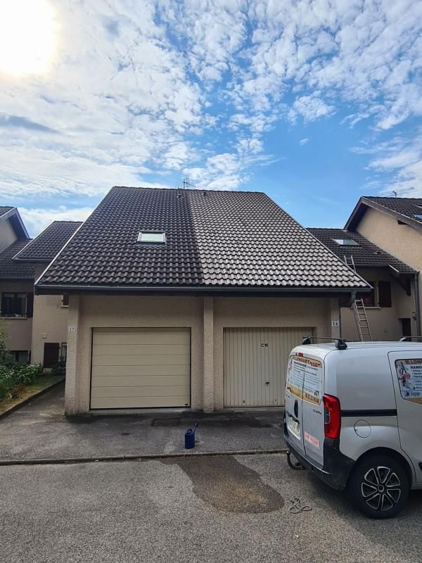 Nettoyage d'une toiture de garage avant/après.