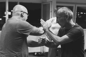 zwei Männer üben Kampfsporttechniken