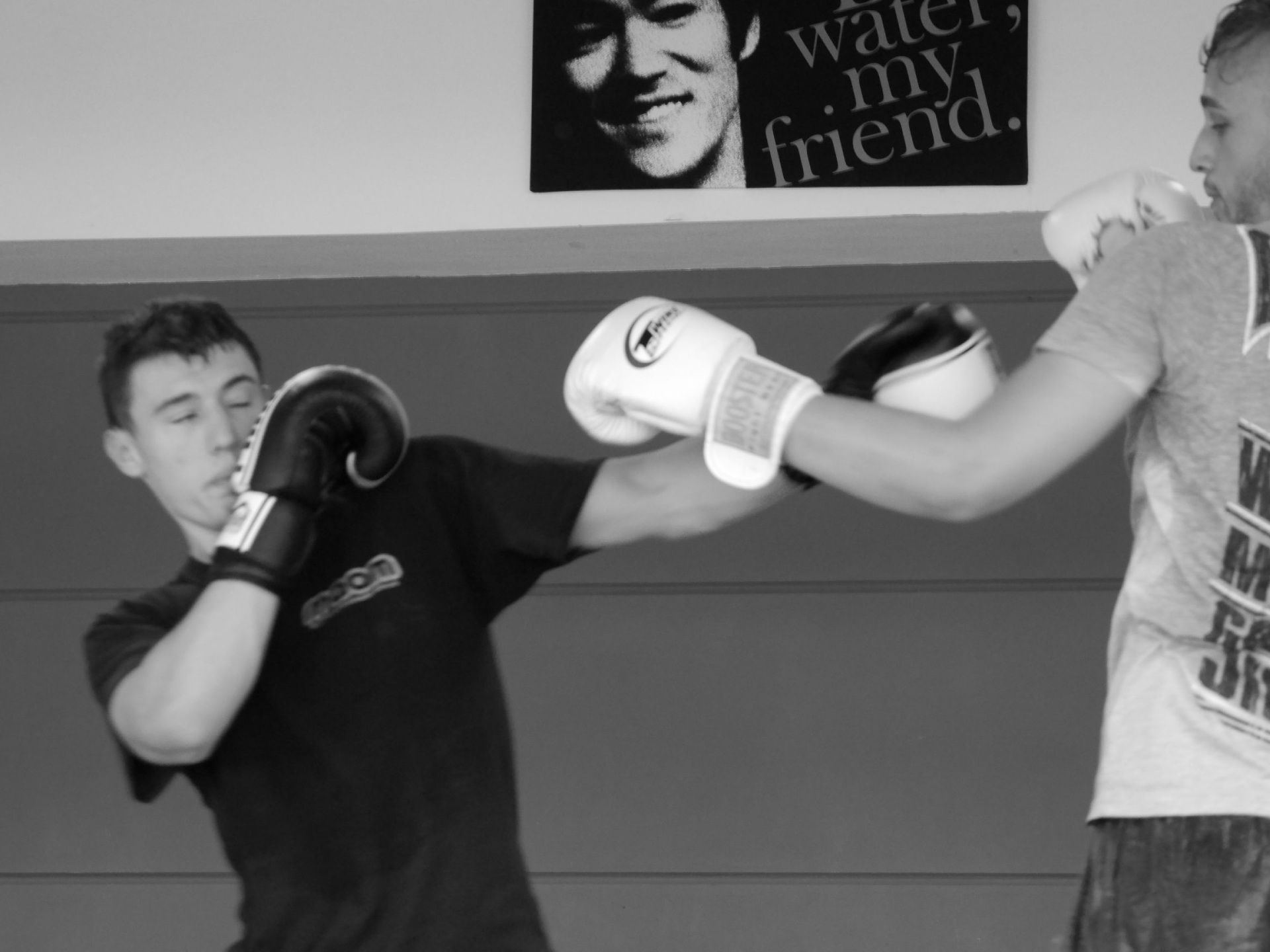 zwei Personen beim Boxtraining