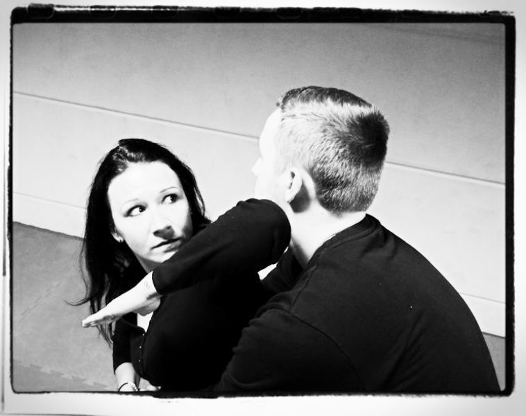 Frau übt Technik zur Selbstverteidigung