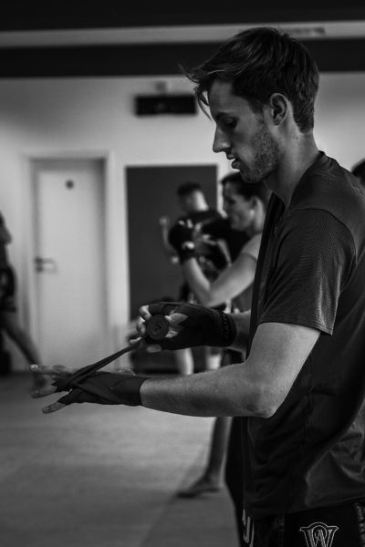 Mann bandagiert seine Hand