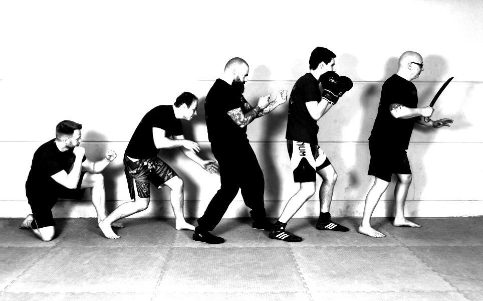 fünf Männer demonstrieren verschiedene Kampfposen