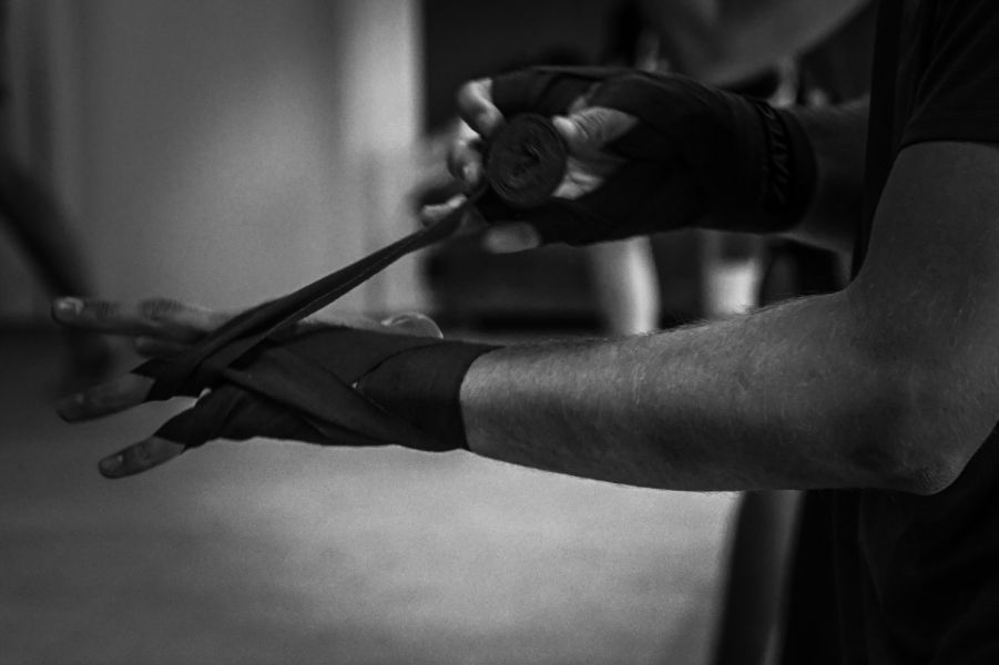 Hand wird bandagiert