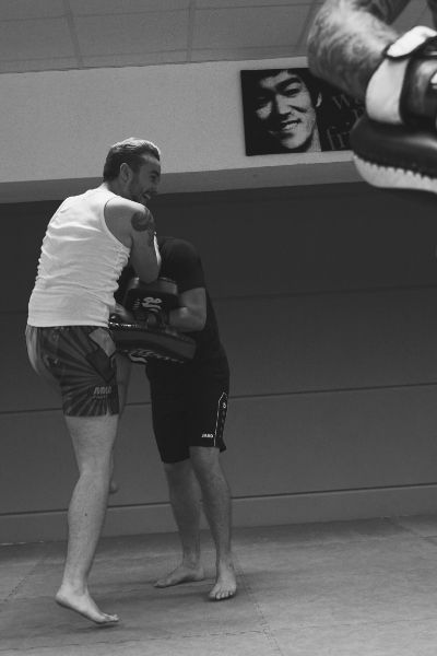 zwei Personen üben Nahkampf