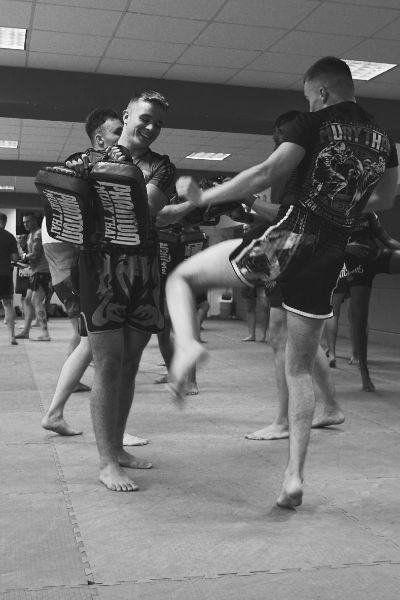 mehrere Männer beim Kampfsport-Training