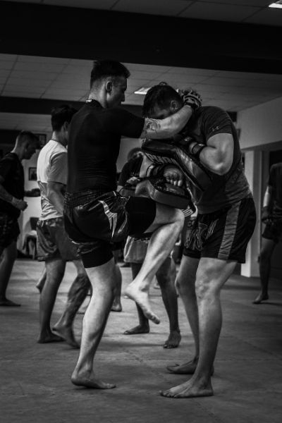 Männer beim Üben von Kampfsport