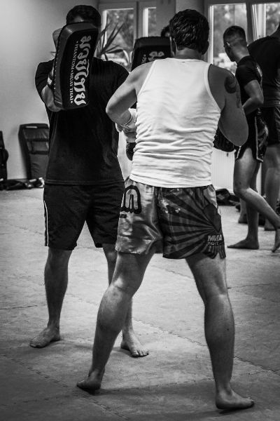 zwei Männer beim Thaiboxen