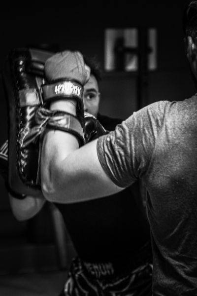 Arm mit Kampfsport-Zubehör