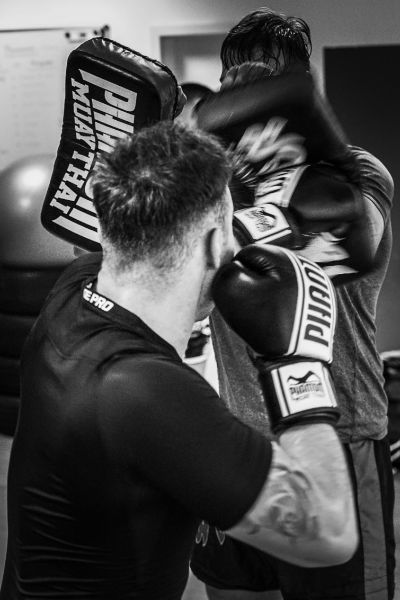 zwei Personen beim Boxen