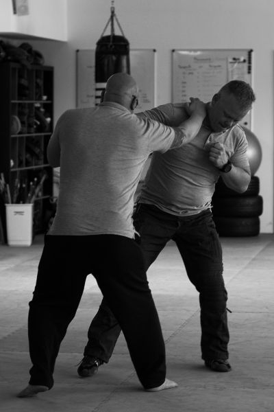 zwei Männer üben Handgriffe für Kampfsport