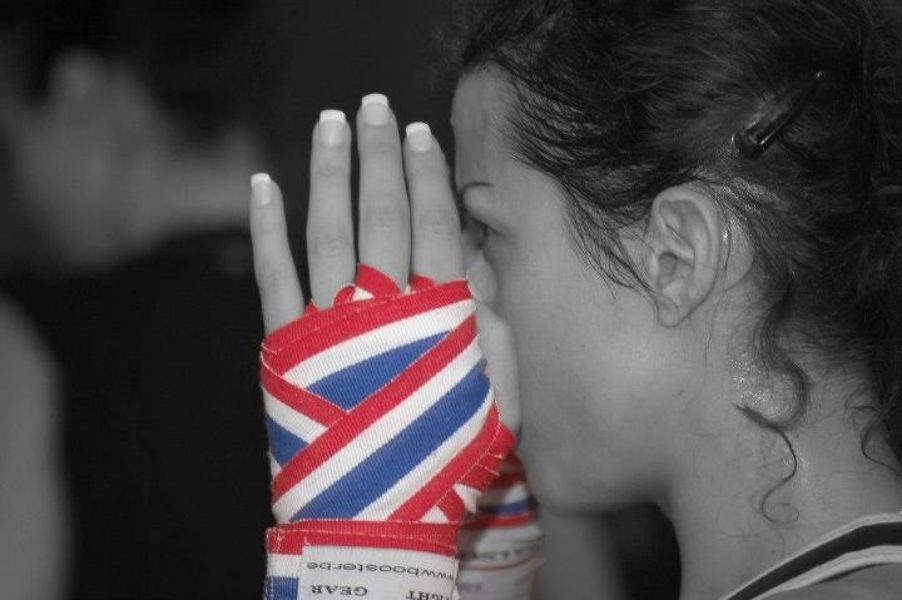 Frau mit bandagierter Hand