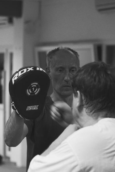Mann hält Pad zum Boxtraining für einen anderen Mann