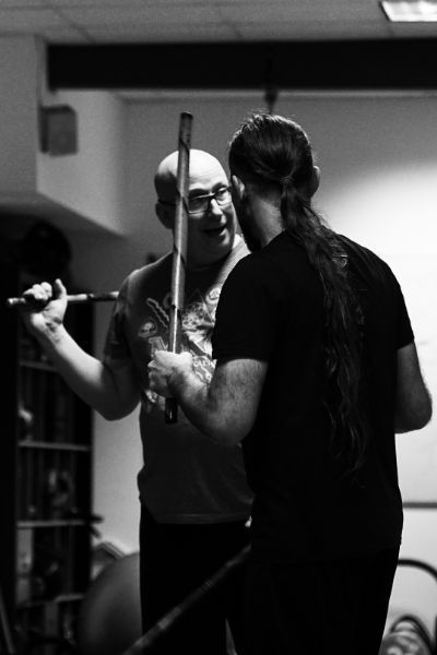 zwei Männer üben Kampfsportposen