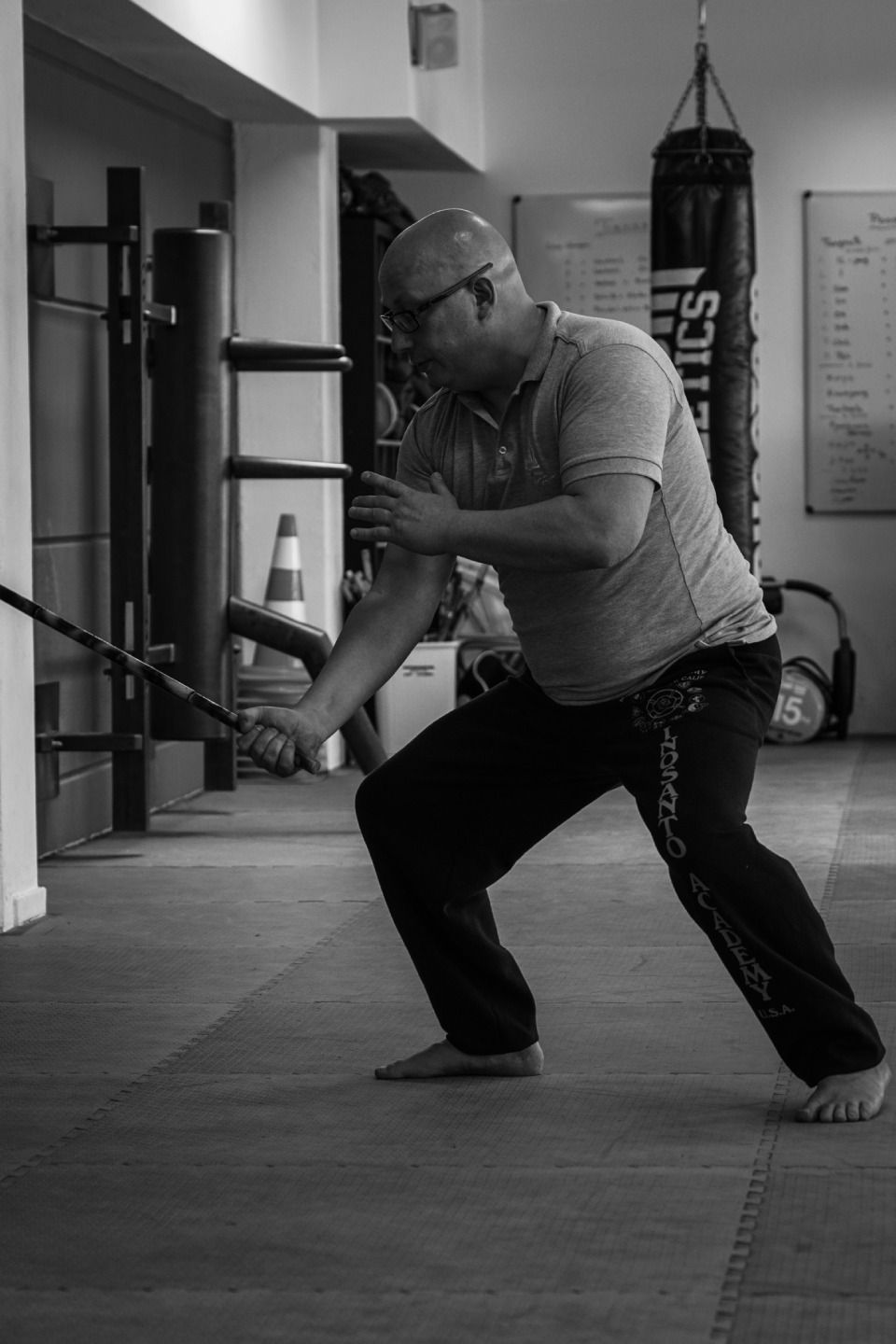 Person mit Stock in Kampf-Pose