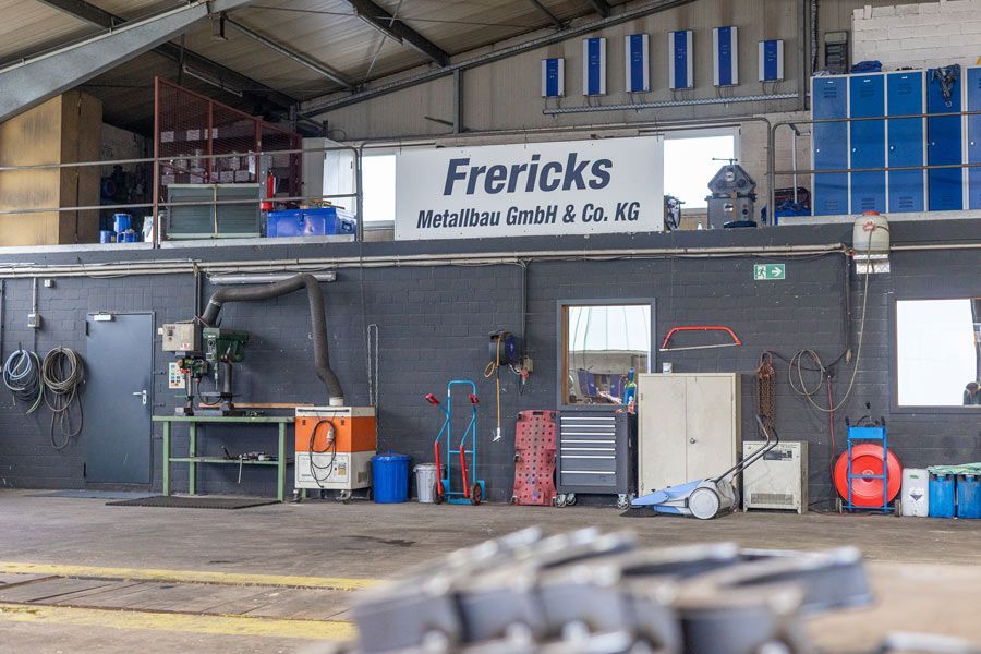 Ein großes Lagerhaus mit einem Schild mit der Aufschrift „Frericks“ darauf.
