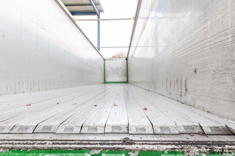 Ein weiß-grüner Container mit Holzboden