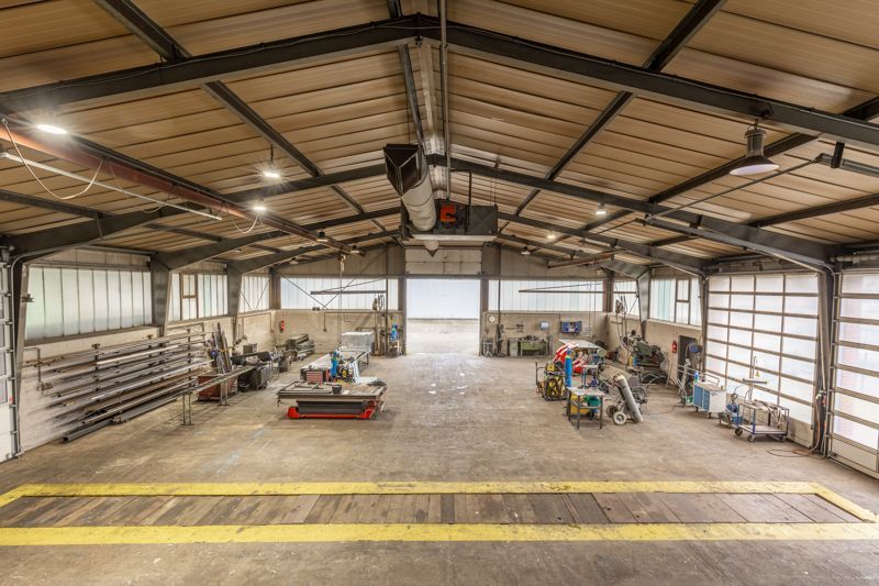 Ein großes Lagerhaus mit vielen Maschinen darin.