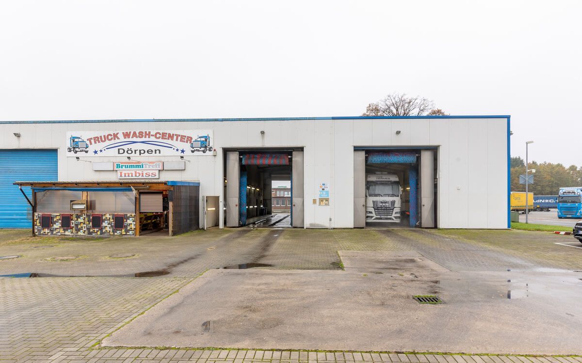 Eine LKW-Waschanlage mit einem davor geparkten LKW.