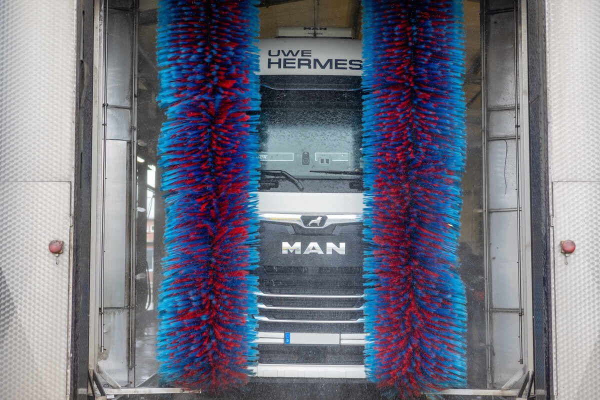 Ein MAN-Truck wird in einer Autowaschanlage gewaschen.