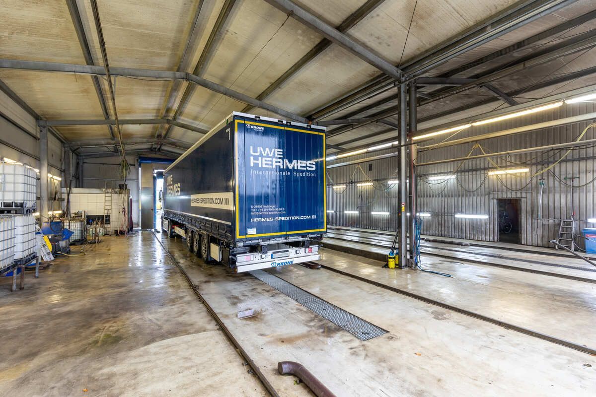 Ein blauer Sattelschlepper steht in einer Garage.