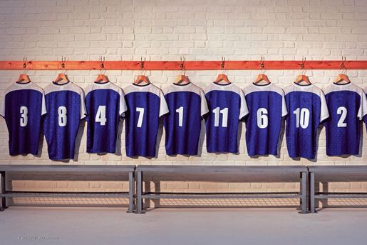 Zwei Personen mit Bowlingkugel auf der Bowlingbahn