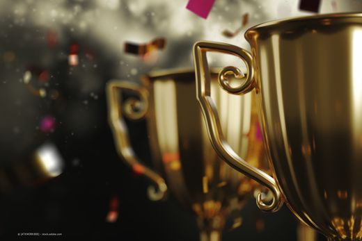 Skifahrer auf der Piste im Sprung