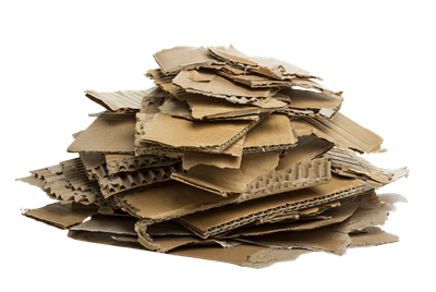 Pile de boîtes en carton aplaties sur un fond blanc.