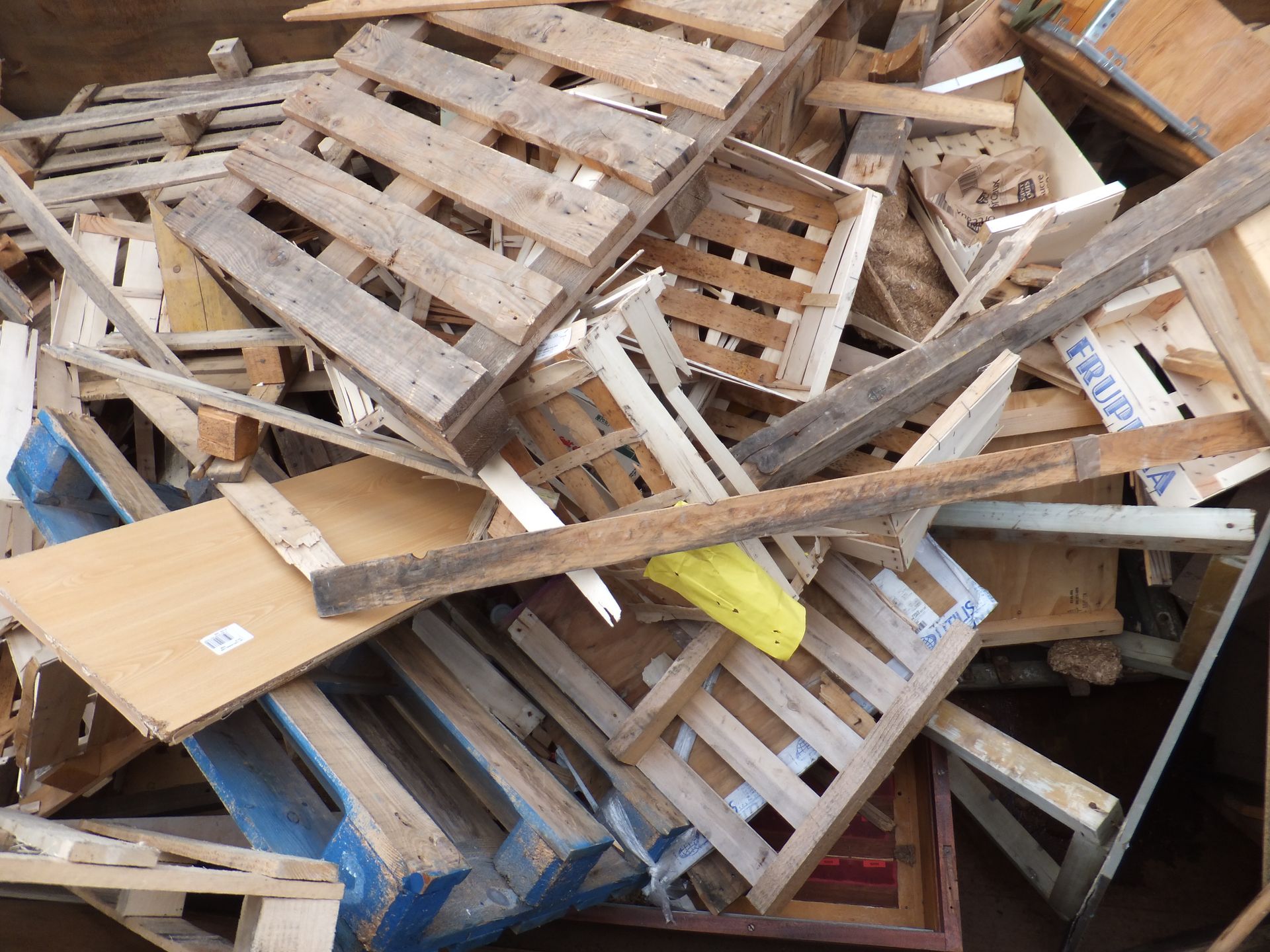 Des palettes et des chutes de bois empilées.