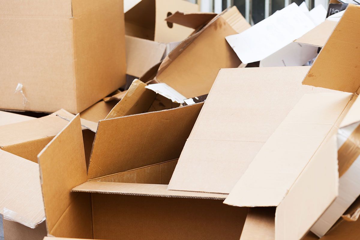 Des cartons ouverts empilés les uns sur les autres.