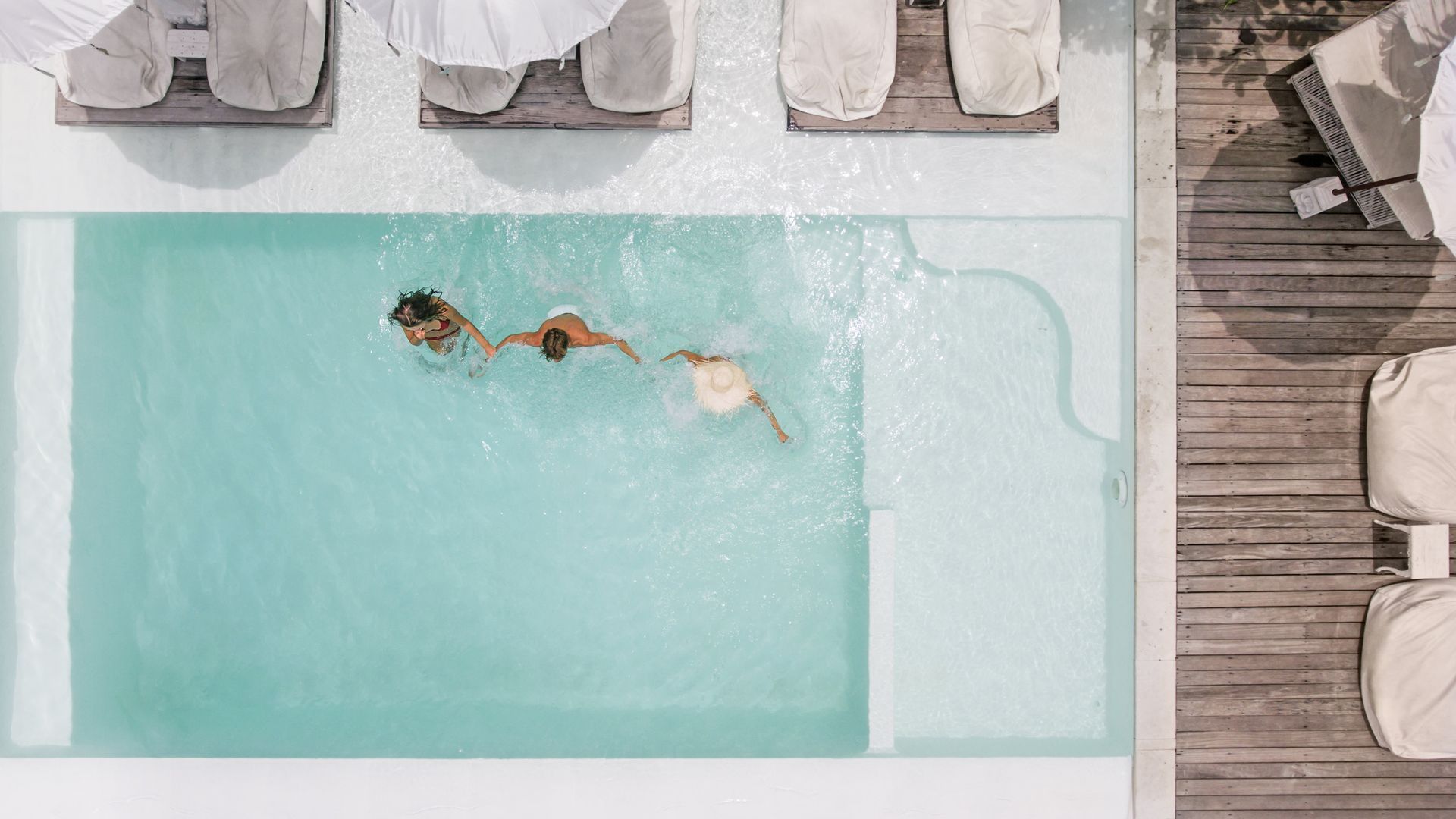 Una vista aérea de dos personas nadando en una piscina.