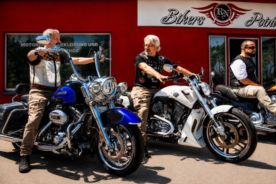 Drei Personen auf Harley-Davidson-Motorrädern parkten vor einem Motorradladen.