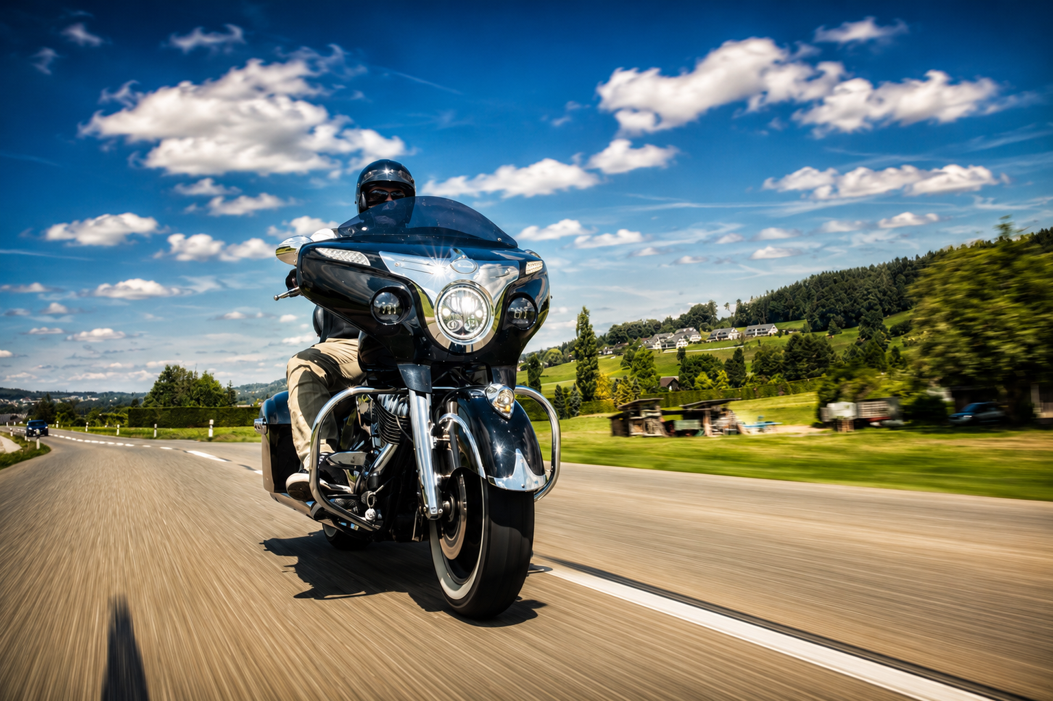 Schwarzer Motorradfahrer fährt auf einer Autobahn unter strahlend blauem Himmel