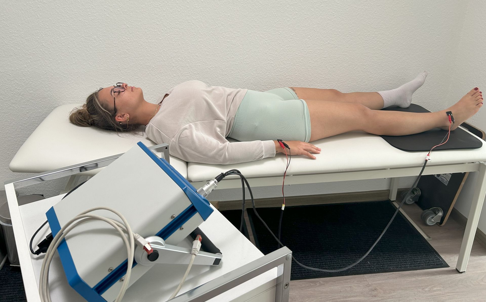 Medi-Sport-Center Balance - Frau liegt auf der Behandlungsliege