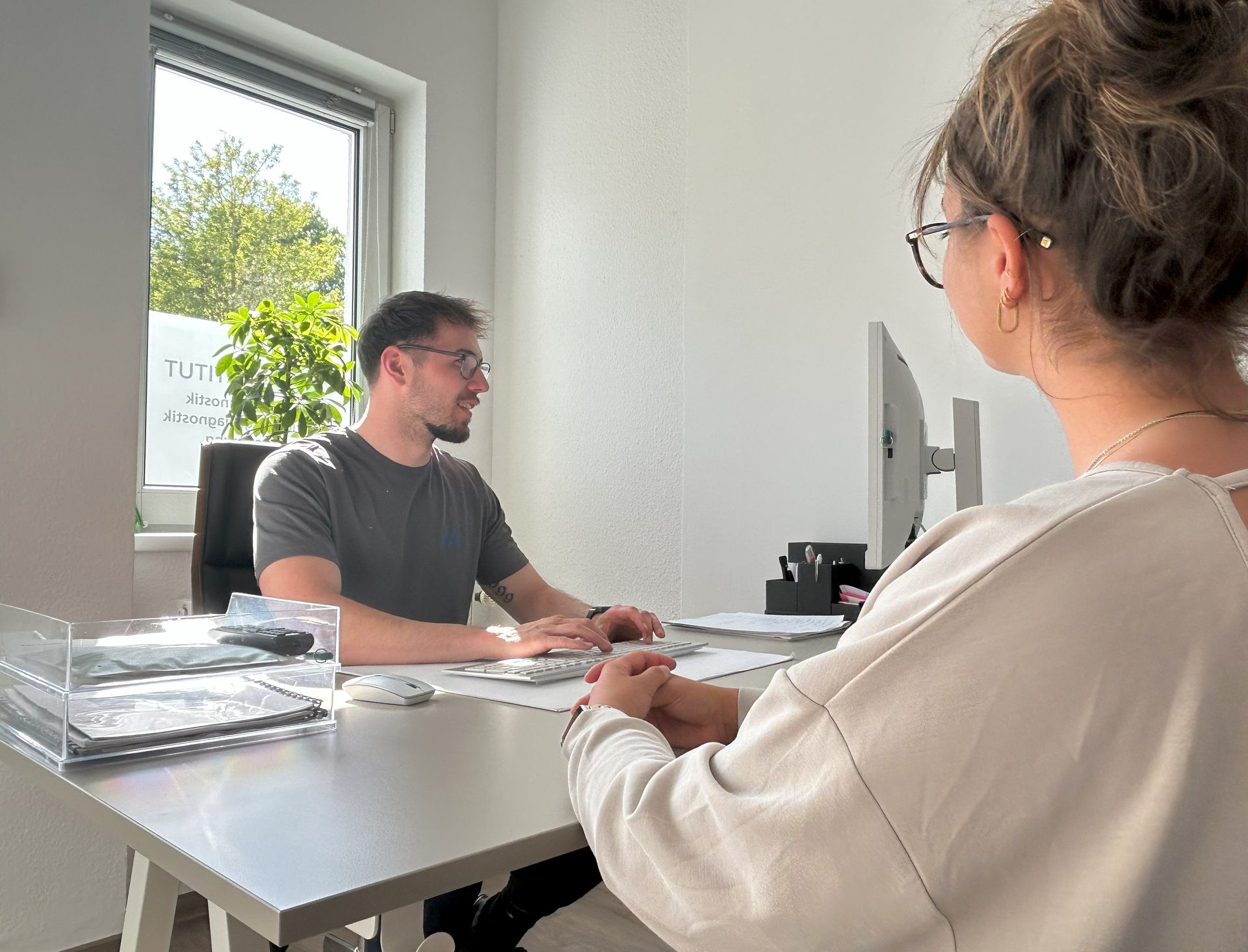 Medi-Sport-Center Balance - Mann am Schreibtisch schaut auf seinen Bildschirm auf dem Schreibtisch und tippt auf der Tastatur