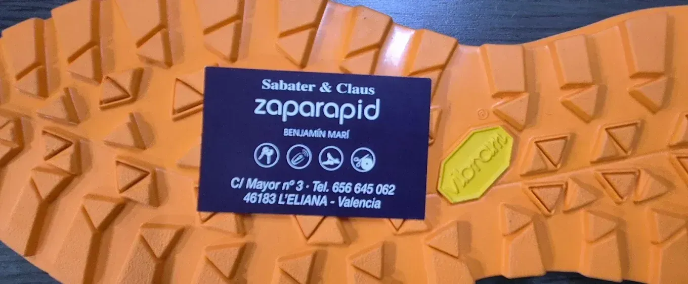 Tarjeta de visita azul de Zapporapid sobre un fondo naranja estampado, con texto e iconos blancos.