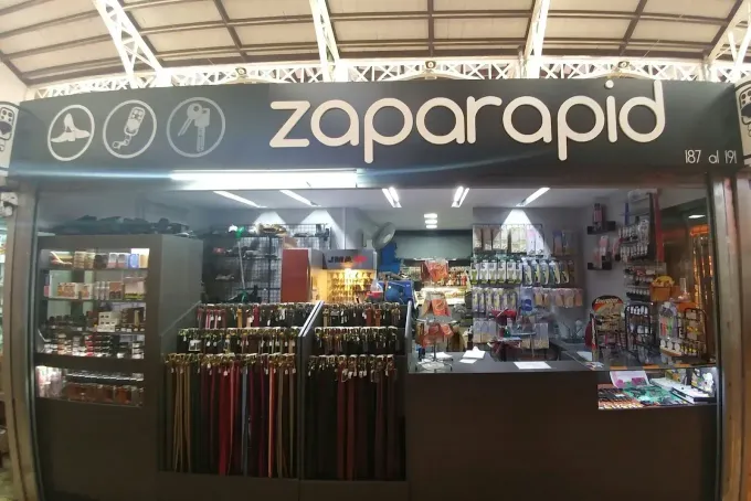 Fachada de la tienda Zapaprio con sombreros, bolsos y accesorios colgantes en exhibición.