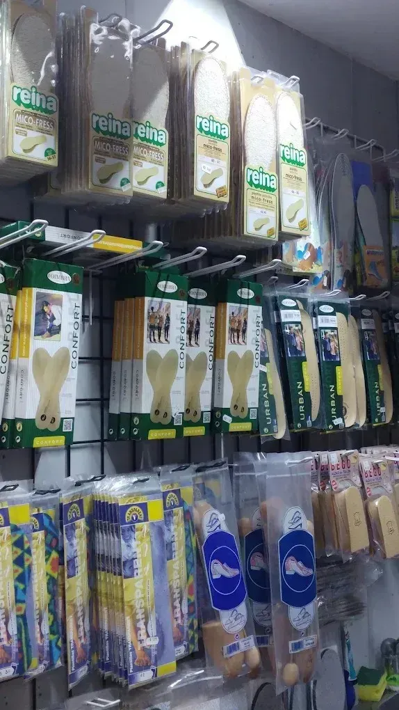 Estantería de la tienda repleta de aperitivos y barritas envasados ​​de diversos colores: verde, amarillo y blanco.