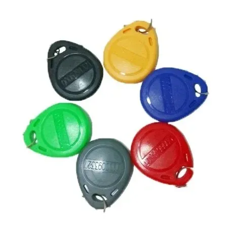 Seis llaveros redondos de colores: negro, amarillo, azul, verde, gris y rojo.