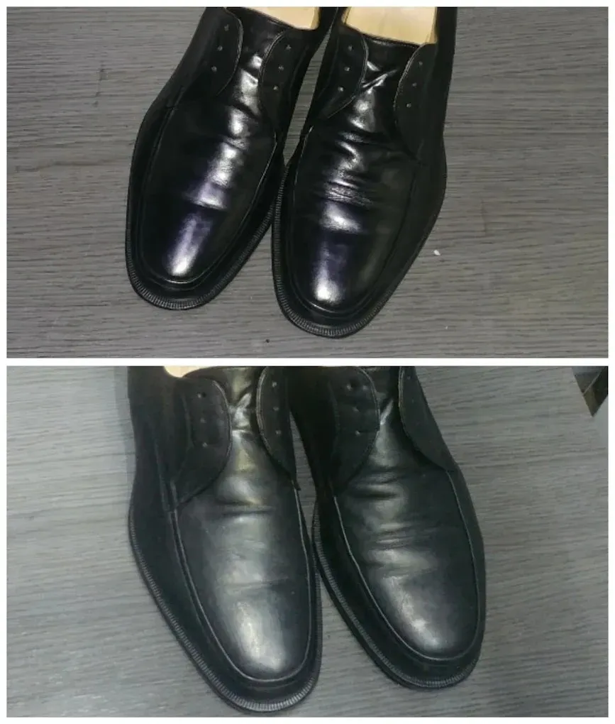 Dos pares de zapatos de vestir de cuero negro sobre un suelo gris, mostrados desde arriba y desde abajo.