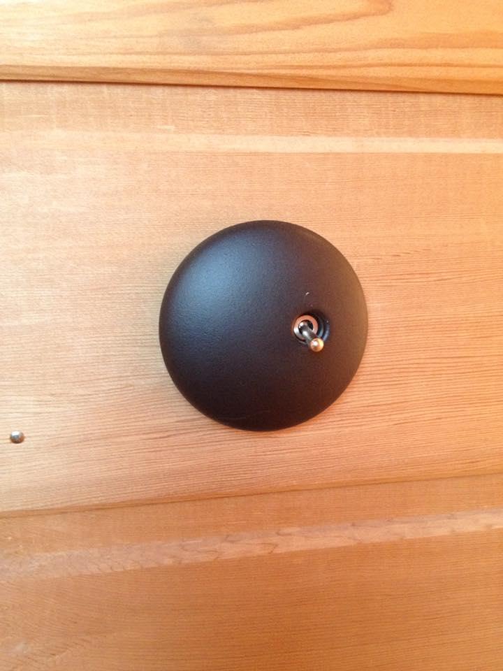 Interrupteur noir avec bouton poussoir à levier