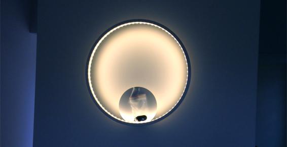 Plafonnier sur un fond bleu