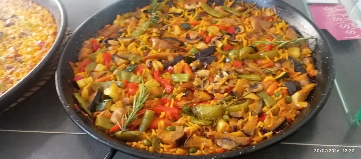 Dos sartenes con coloridas verduras salteadas sobre la encimera de la cocina.