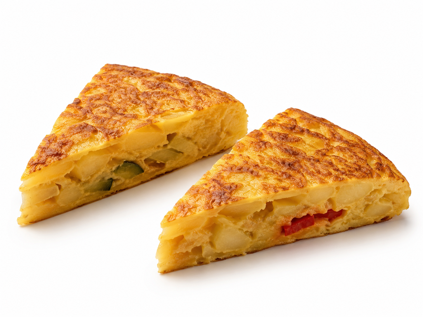 Dos rebanadas de tortilla dorada rellenas de verduras sobre un fondo blanco.