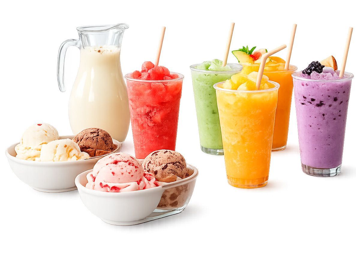 Surtido de coloridos batidos de frutas y tazones de helado sobre un fondo blanco.