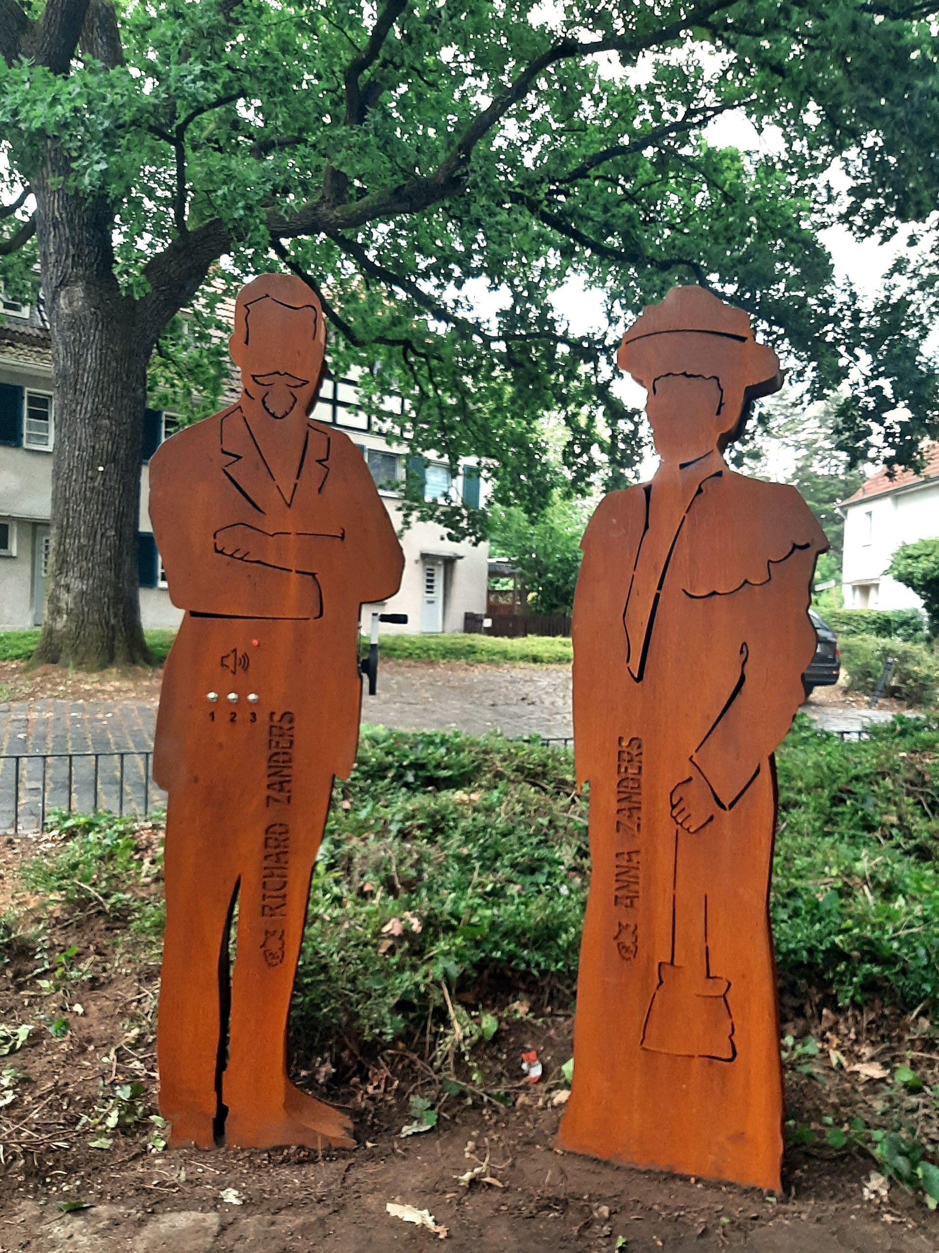 Eine Statue eines Mannes und einer Frau, die nebeneinander stehen